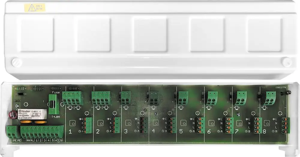 Klemmleiste für elektrische Anschlüsse, hergestellt von Bosch. Das Gerät verfügt über acht Anschlussmöglichkeiten und eine integrierte Sicherung.